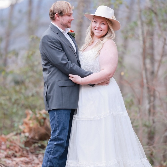 Meet your Posher, Emily - Picture 2 of 5